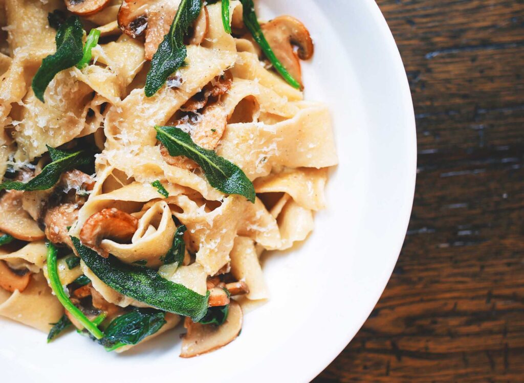 Plato de pasta con carne y setas